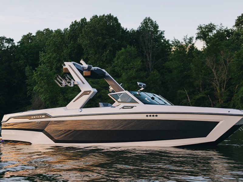 MasterCraft XStar 25 停在林间湖面