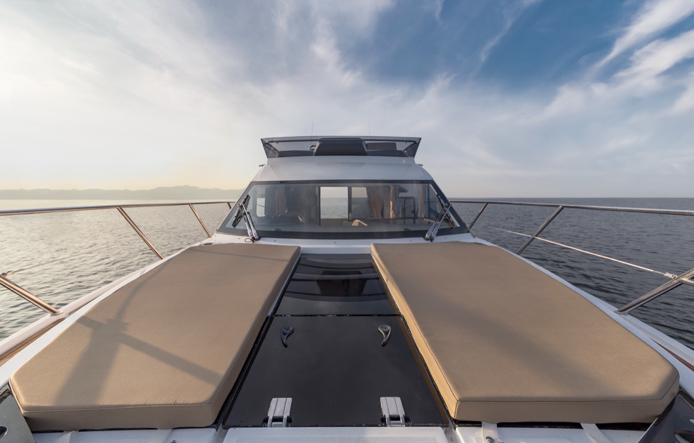 360 FLY foredeck twin sunpads