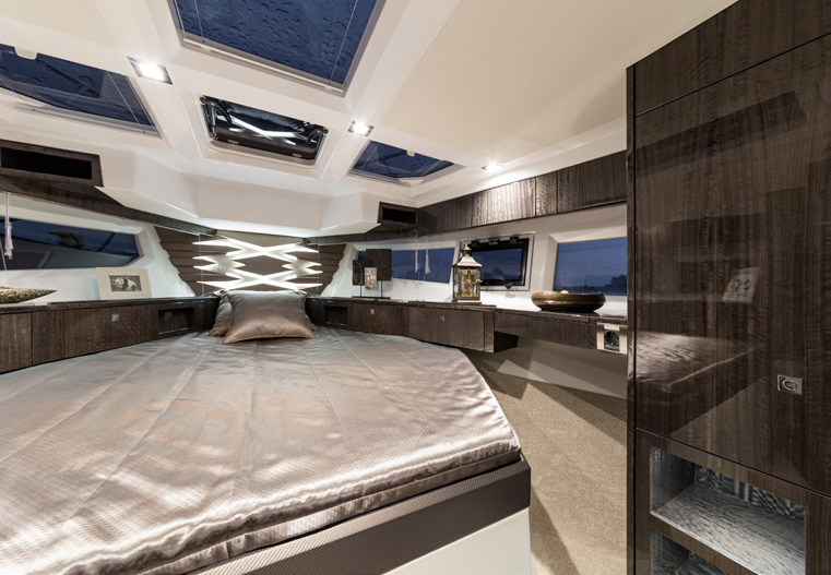 360 FLY master cabin