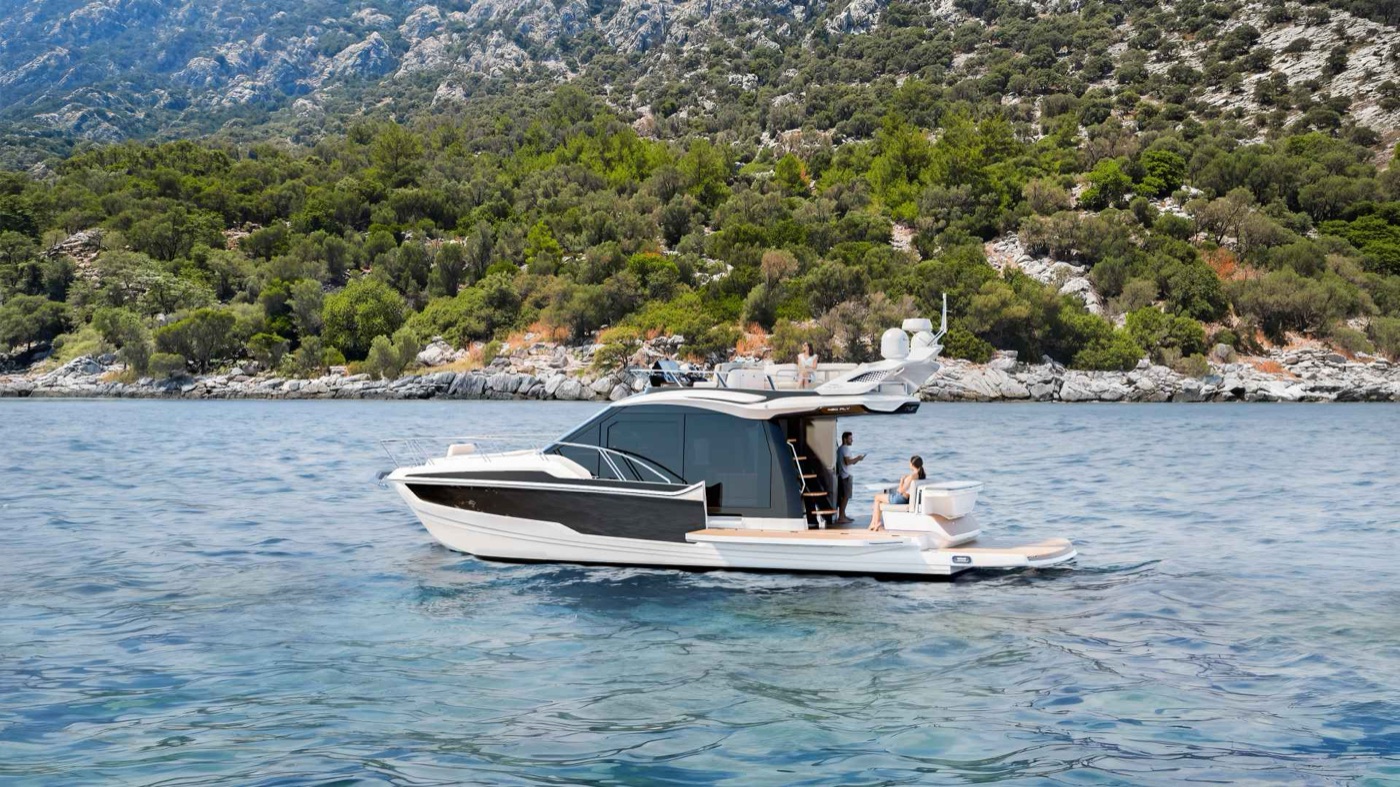 420 FLY at anchor in a cove