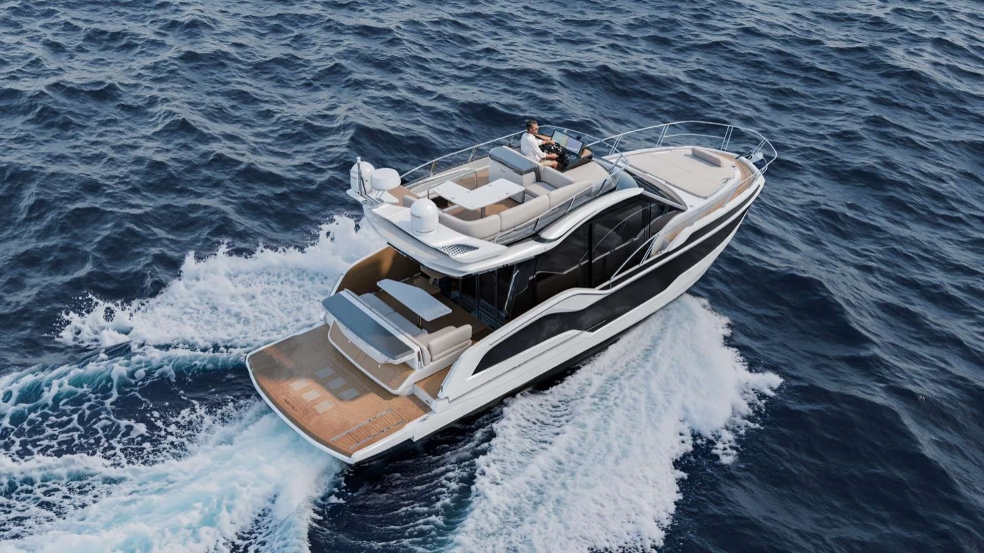 420 FLY stern aerial view