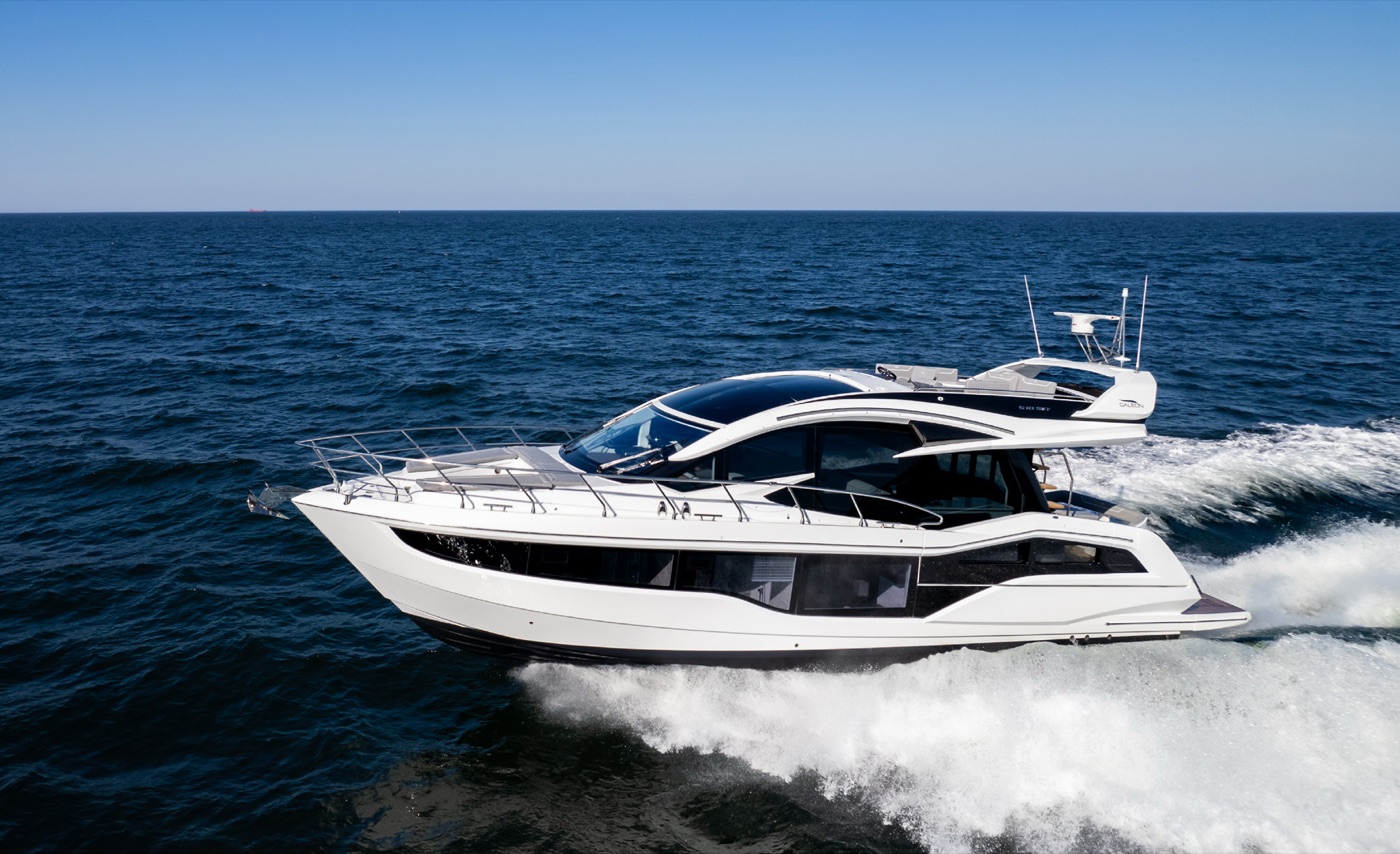 Galeon 510 SKY 高速航行側影