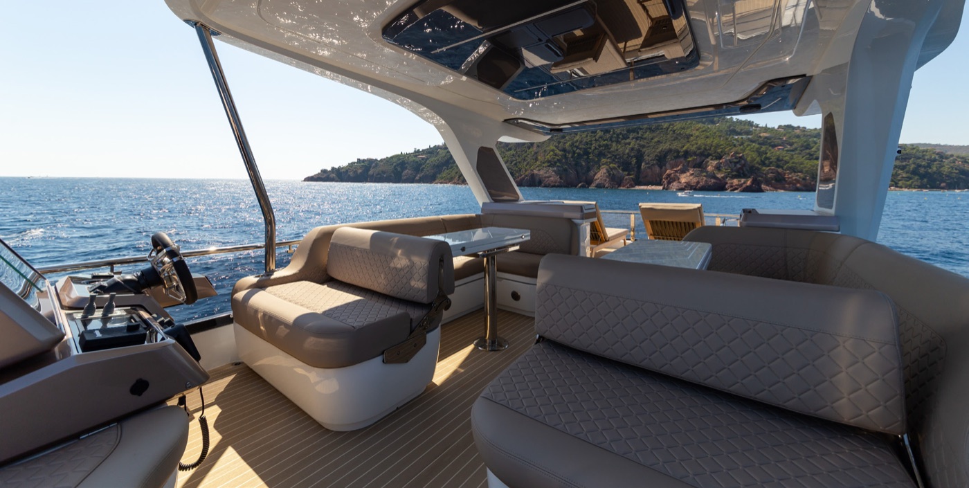 560 FLY flybridge helm and lounge overview