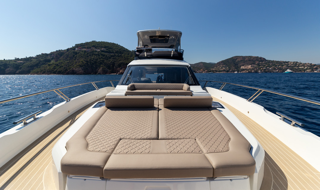 560 FLY foredeck sunpads