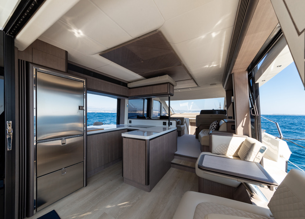 560 FLY saloon galley