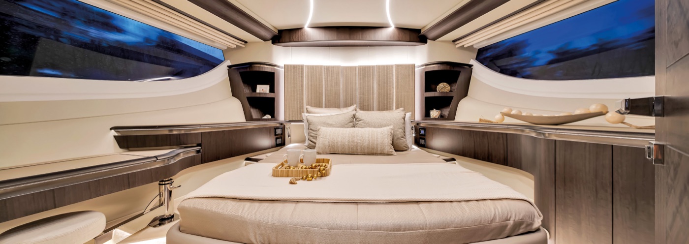 560 FLY master cabin