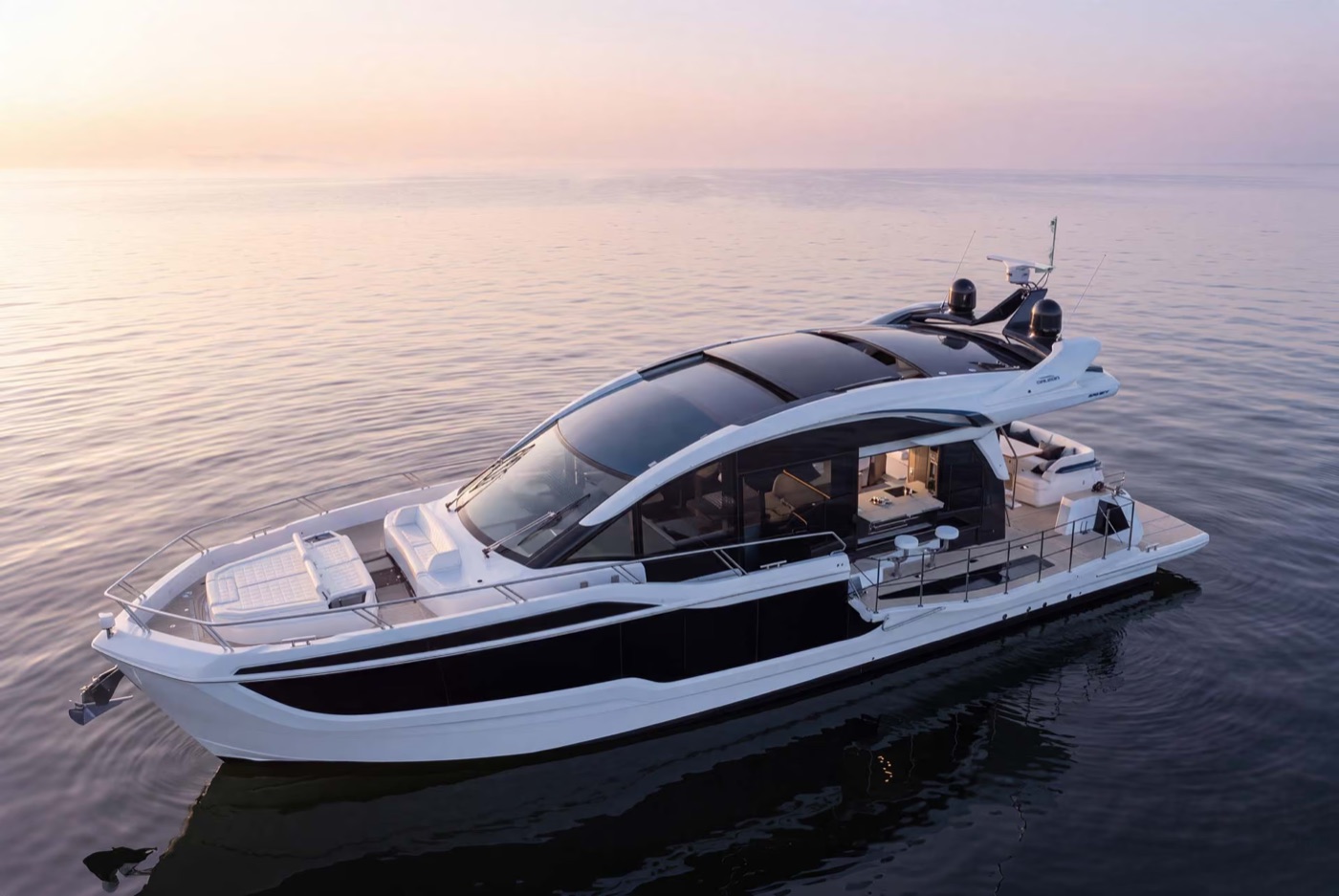 暮色中锚泊的 Galeon 570 SKY 侧面全景