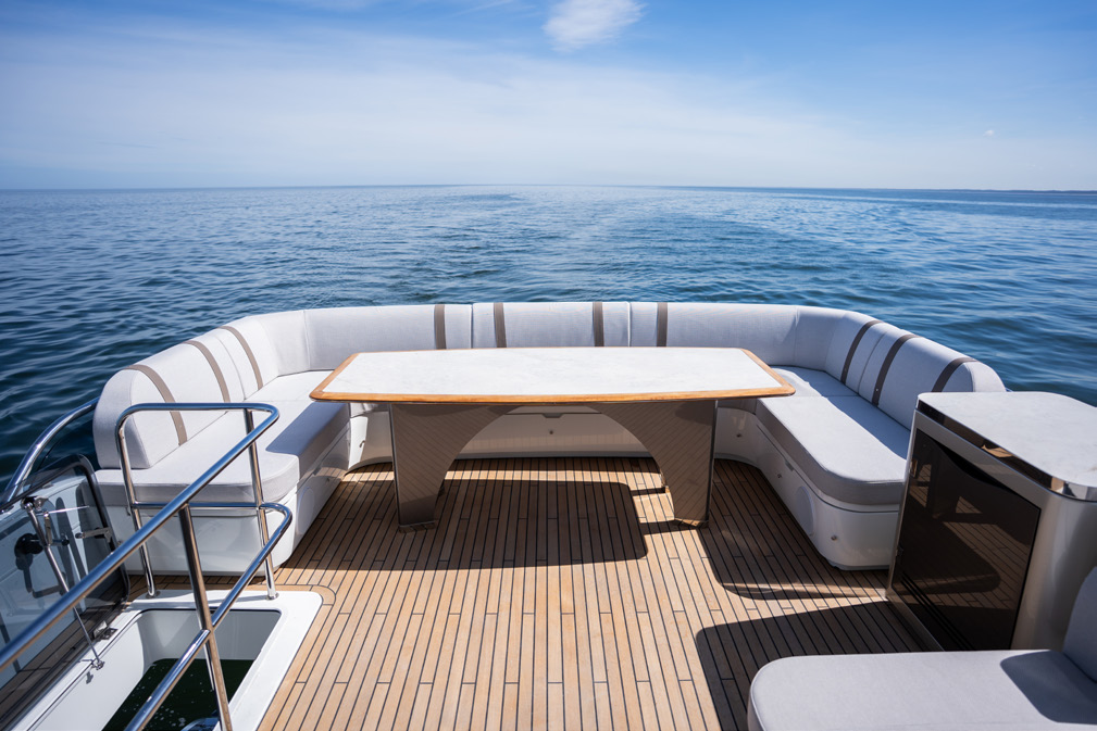 Flybridge aft wrap-around sofa and table