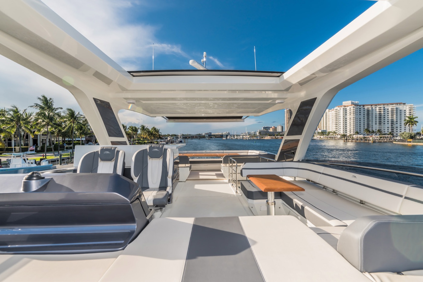680 FLY flybridge hardtop and wraparound seating