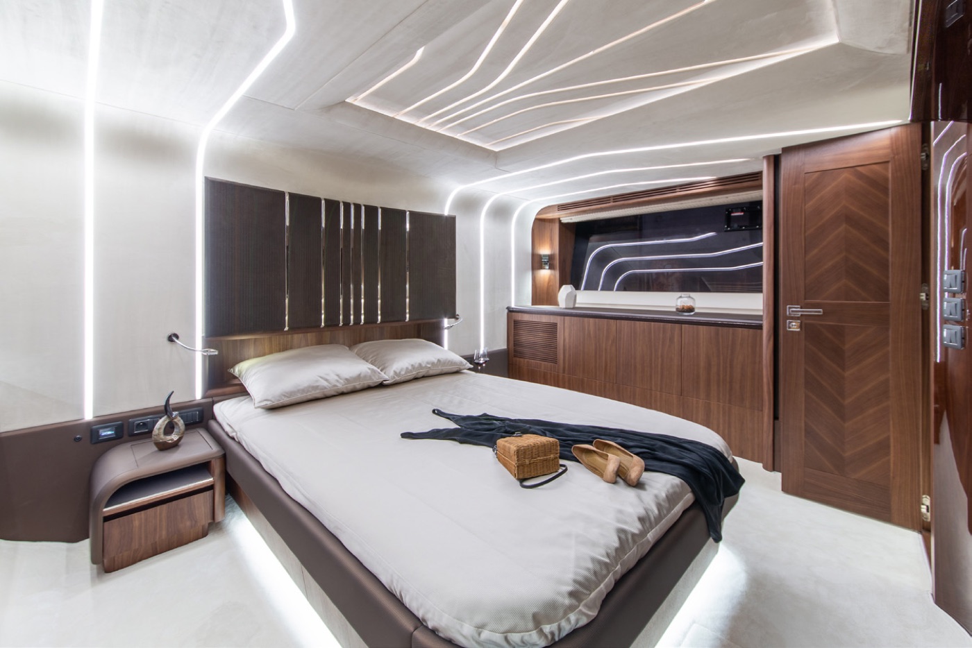 680 FLY wood-trimmed cabin