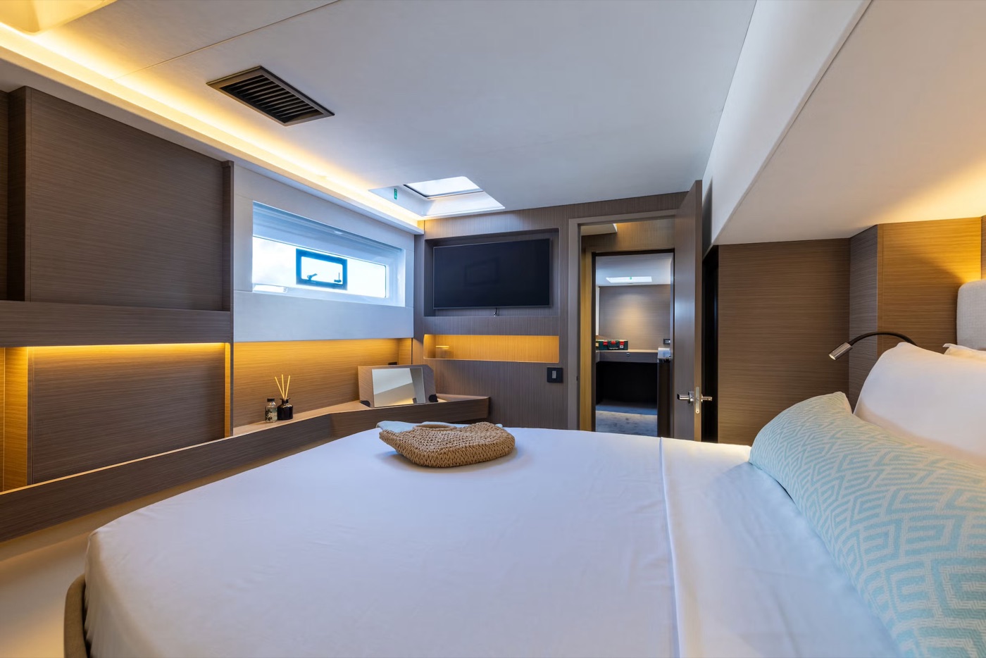 Leopard 52 — Guest cabin double berth facing the hull window