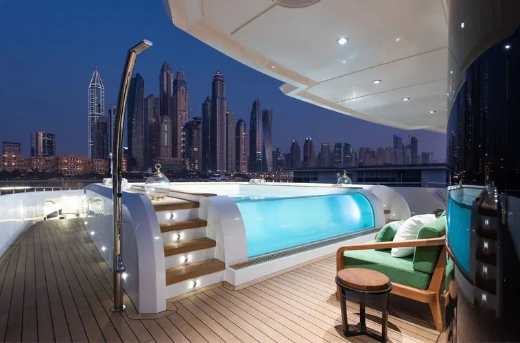 Majesty 175 船东甲板无边泳池夜景
