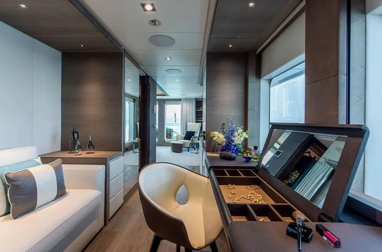 Majesty 175 船主套房梳妆区
