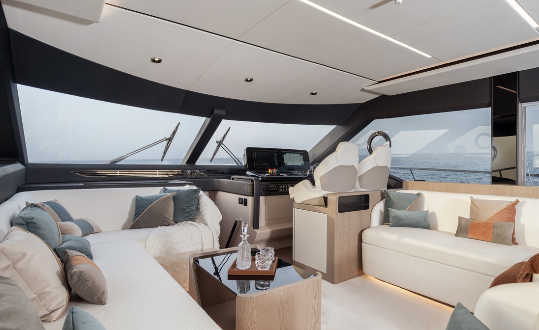 Majesty 60 主沙龙全景舷窗