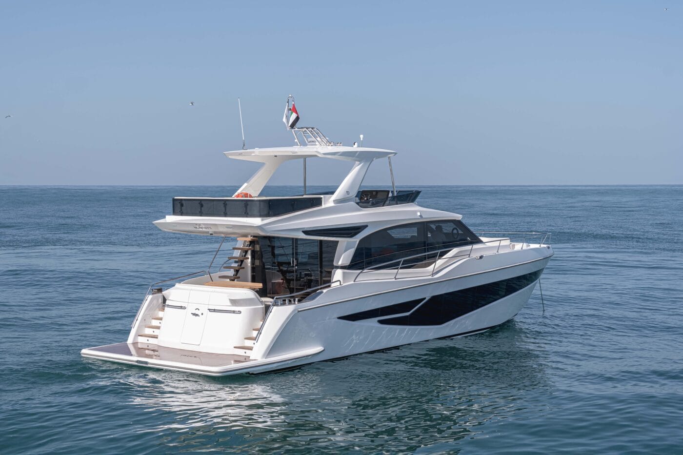 泊于海湾的 Majesty 60