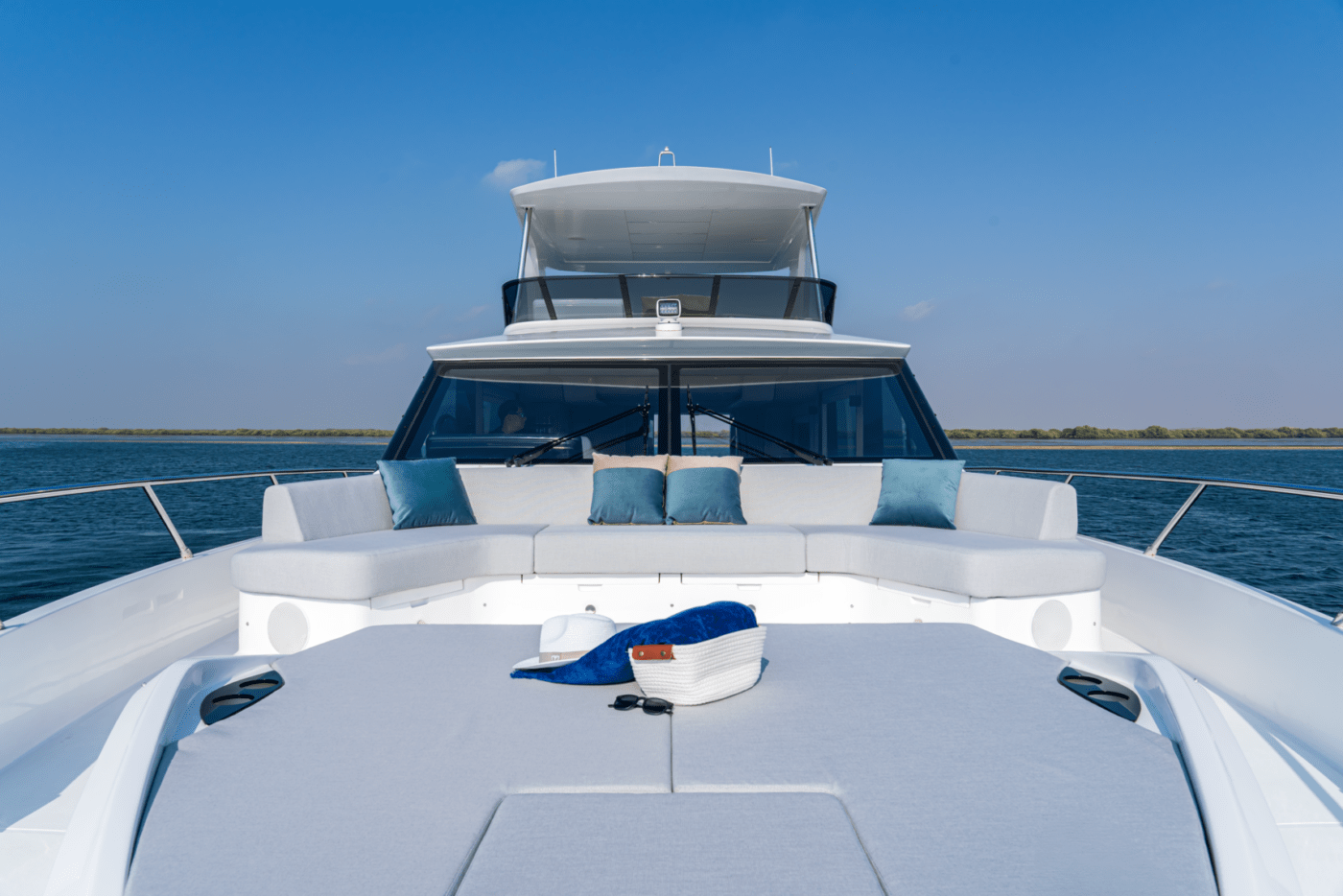 Majesty 65 前甲板日光浴区