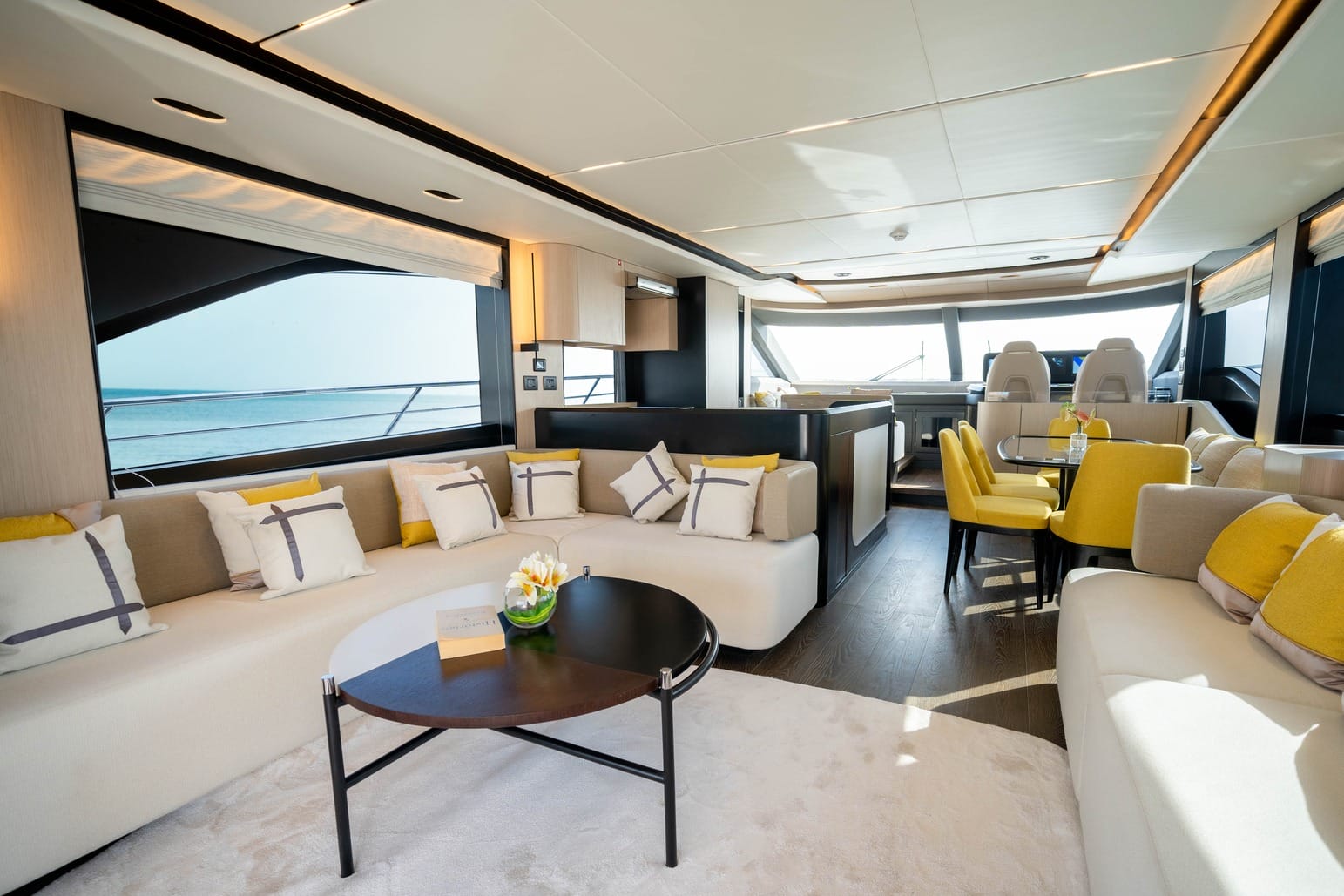 Majesty 72 主沙龙全景舷窗
