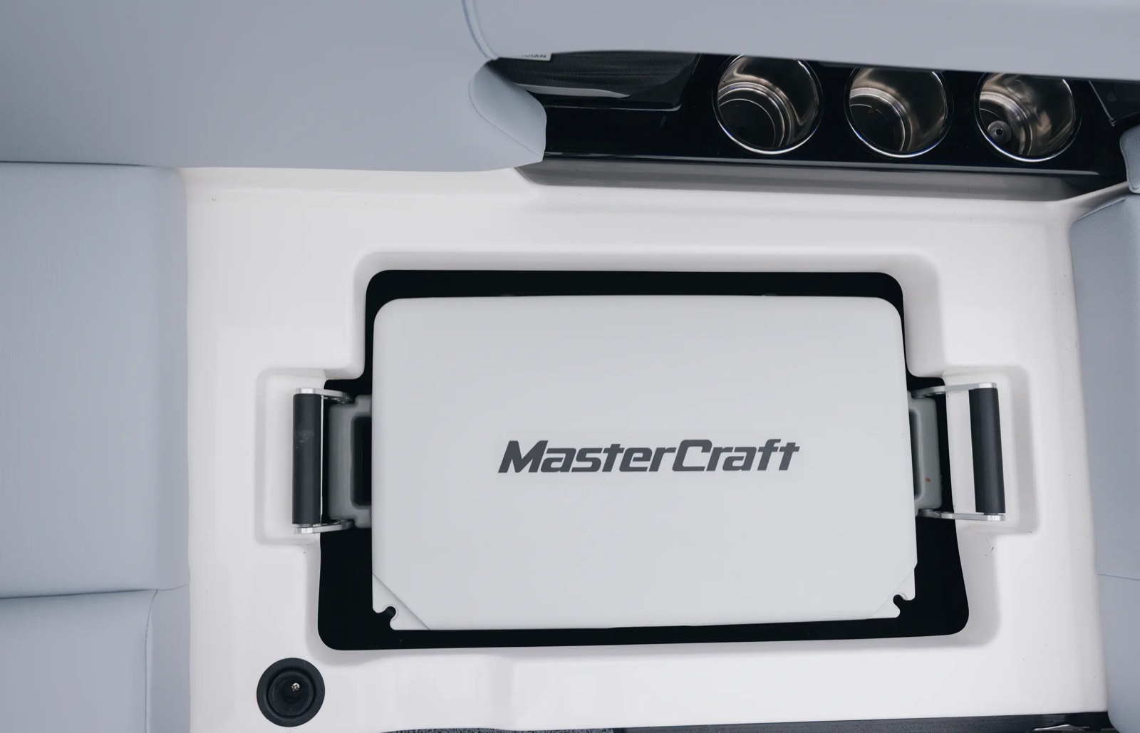 NXT22 带 MasterCraft 标识的冷藏储物舱