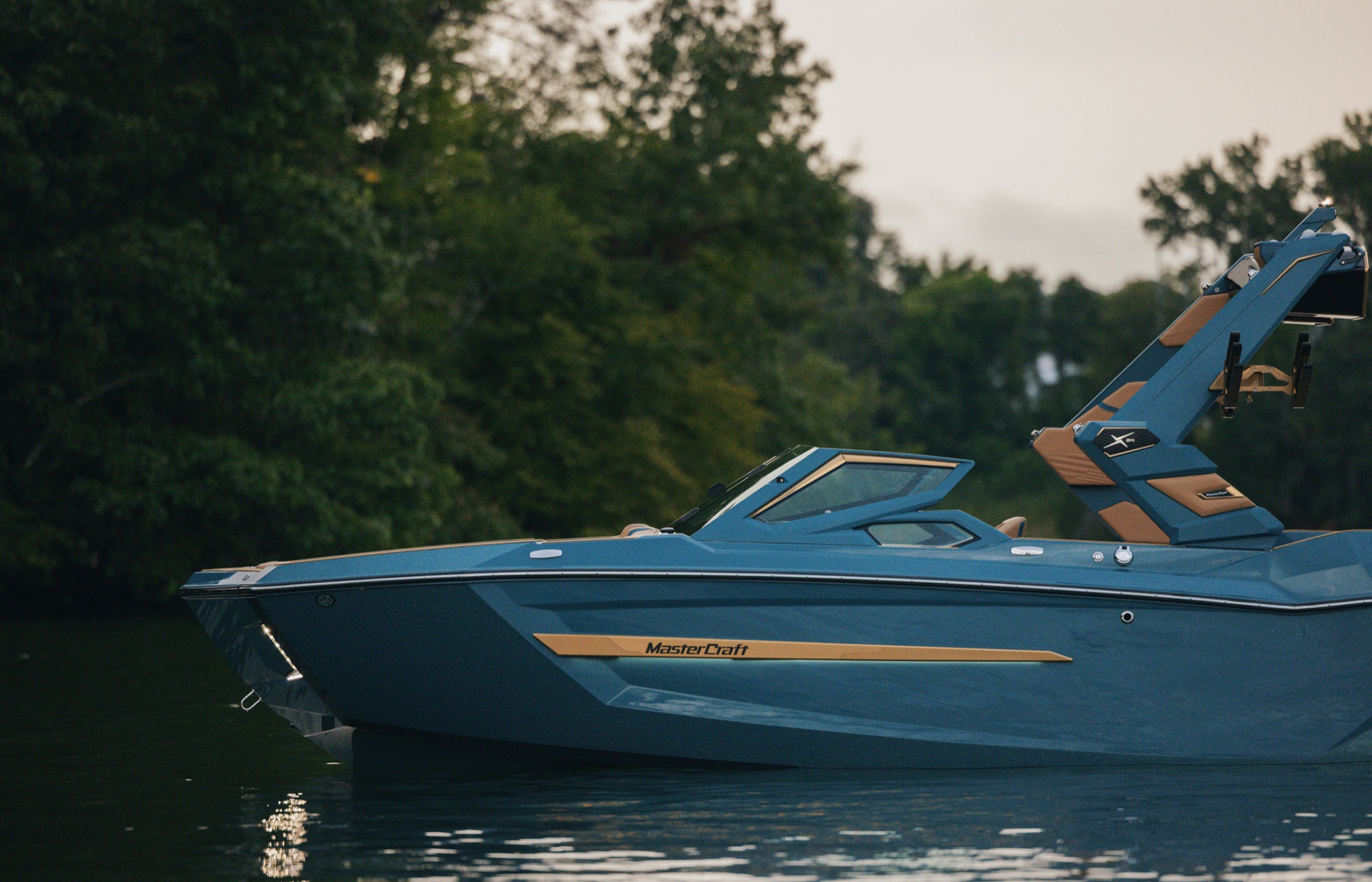 MasterCraft X24 停泊湖面