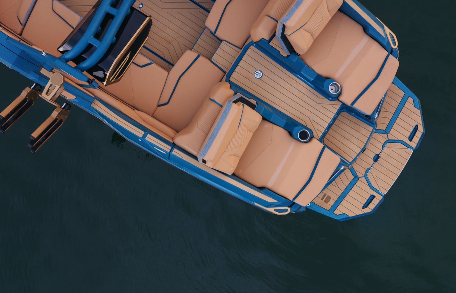 MasterCraft X24 座舱俯瞰