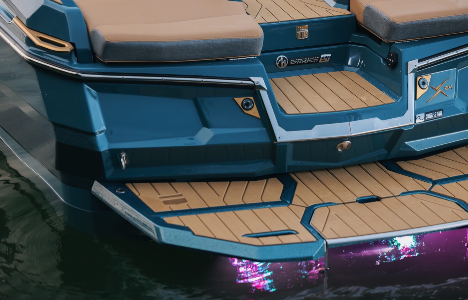 MasterCraft X24 尾板与游泳平台