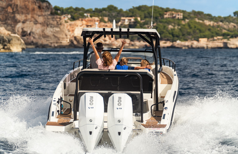 Navan S30 船尾视角，双 Mercury 300 V8 舷外机载着一家人破浪巡航