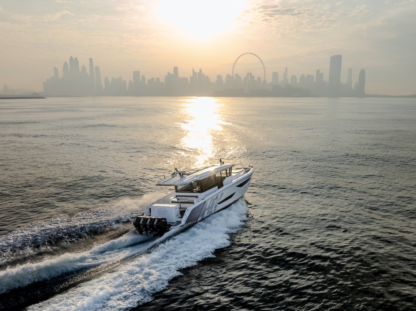 Oryx 47LX 白昼于开阔海面高速航行,拖出长长尾迹
