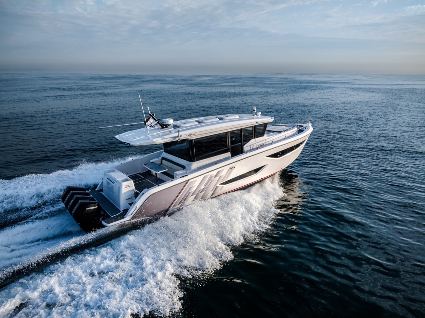 Oryx 47LX 全封闭驾驶舱侧面航行,四台舷外机