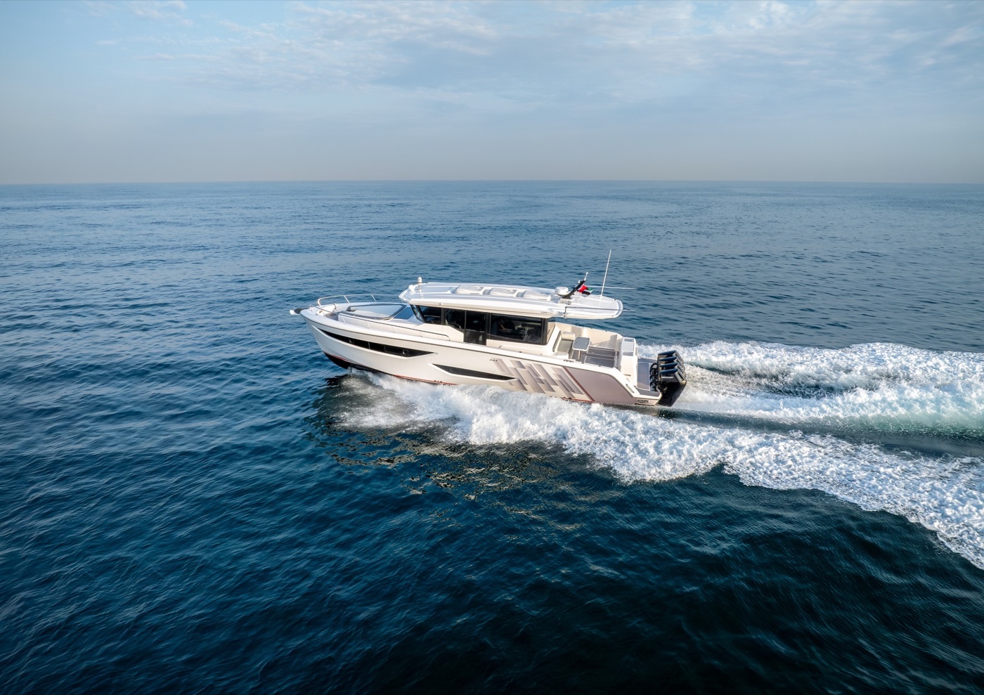 Oryx 47LX 金色夕阳下驶向远山海岸,船尾四台舷外机