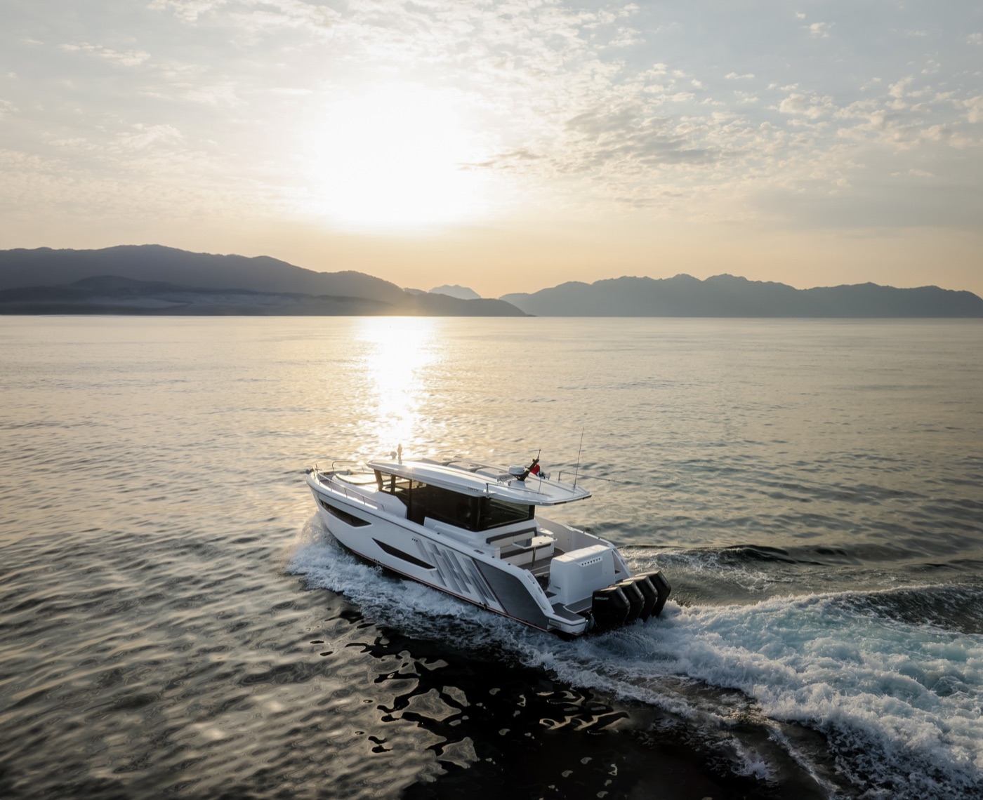 Oryx 47LX 侧面巡航,船尾座舱与四台舷外机清晰可见