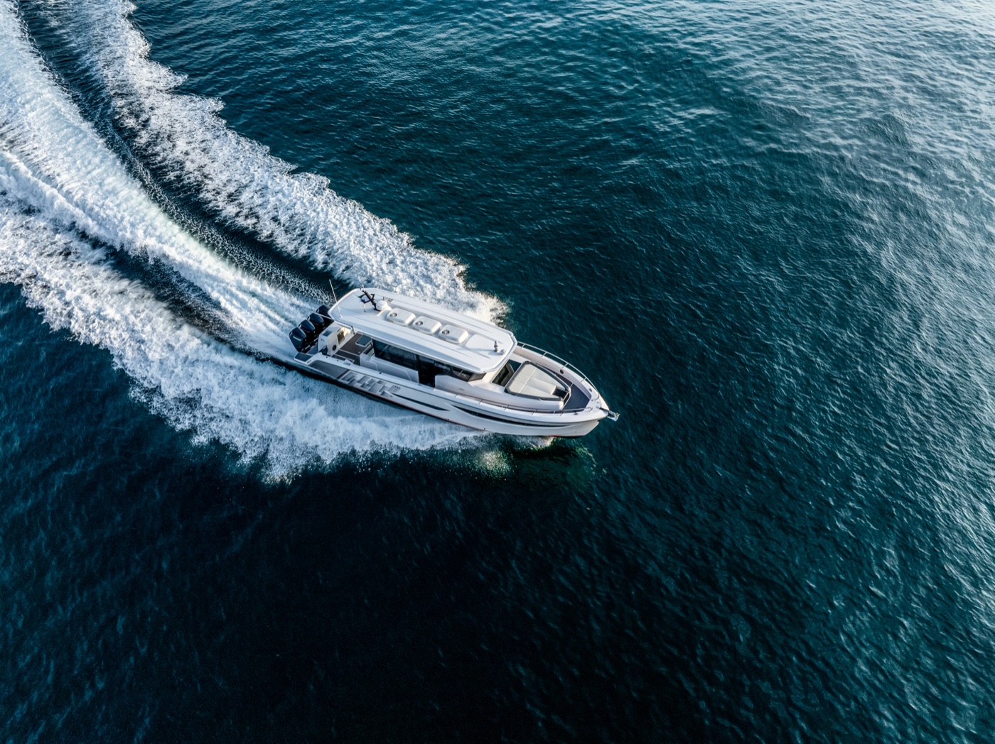 Oryx 47LX 封闭驾驶舱内的三联驾驶座椅与顶部控制台