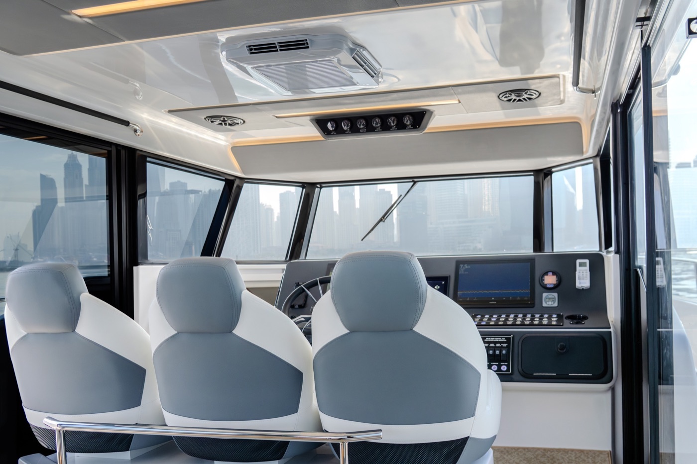 俯瞰 Oryx 47LX 破浪前行