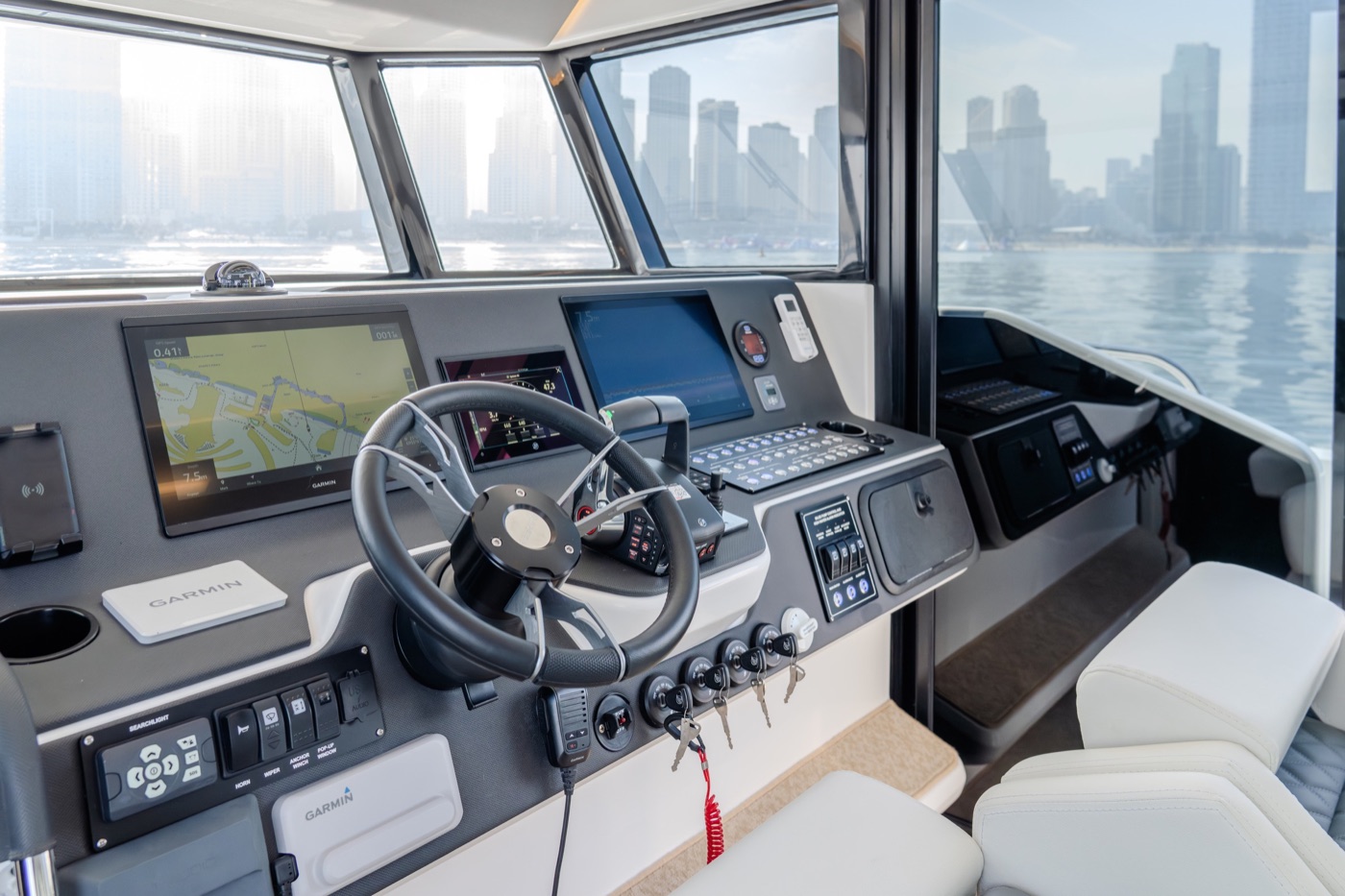 47LX 于落日余晖中破浪航行,身后是城市天际线与摩天轮