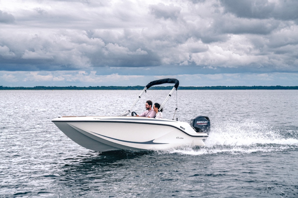 Quicksilver 475 aXess running at speed