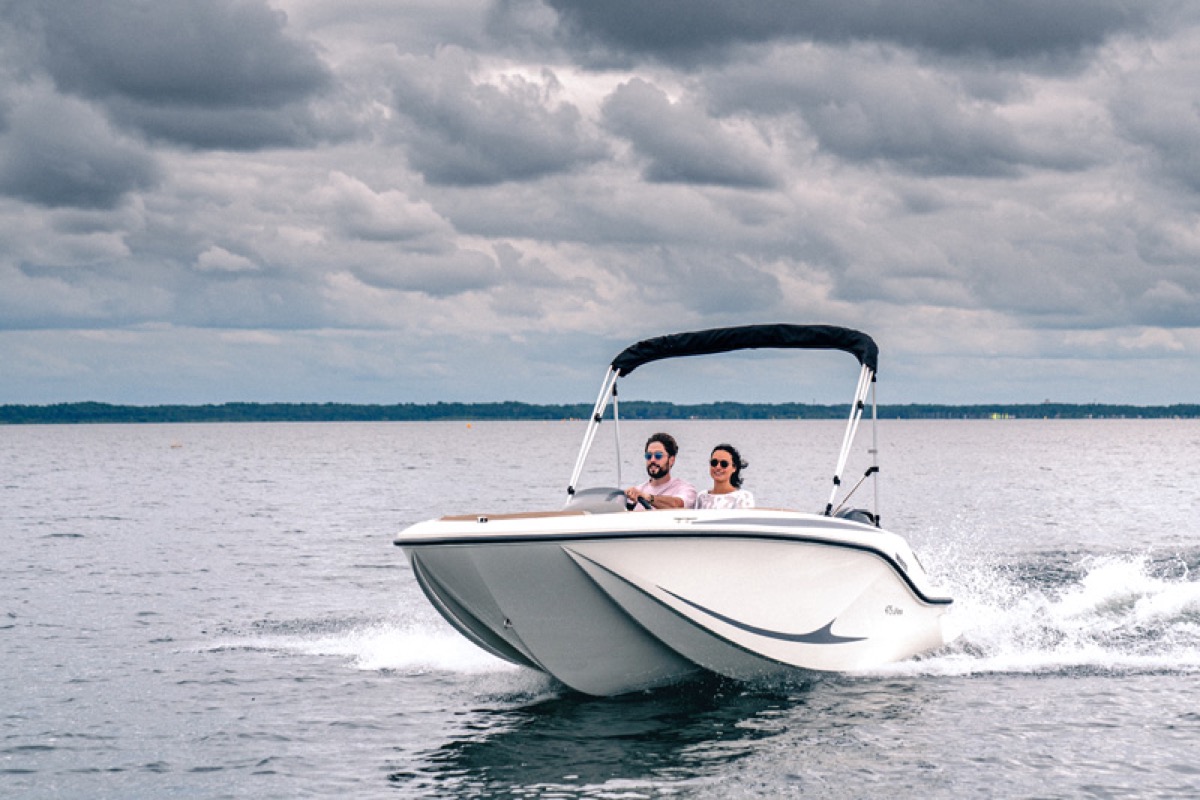 Quicksilver 475 aXess bow-on view