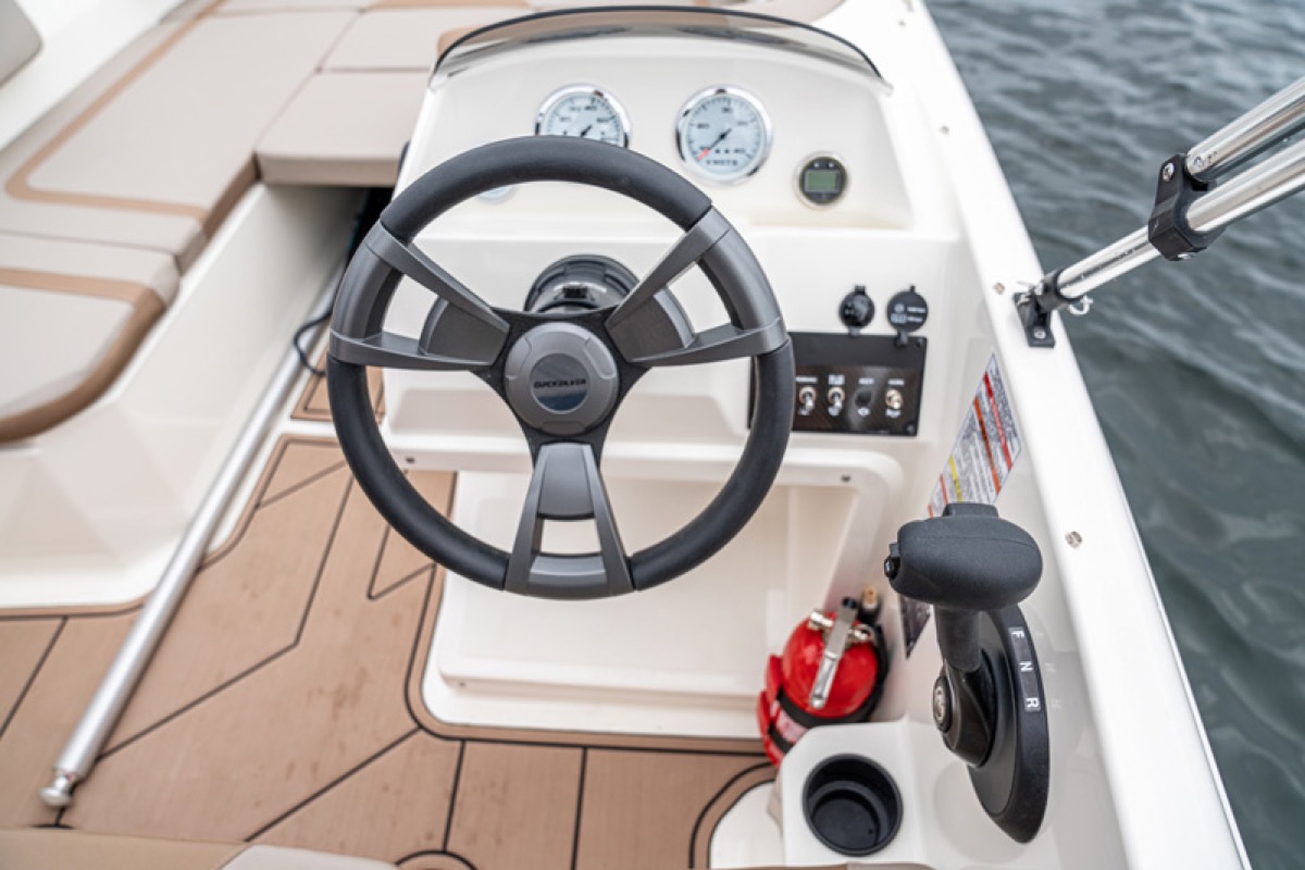 Quicksilver 475 aXess helm console