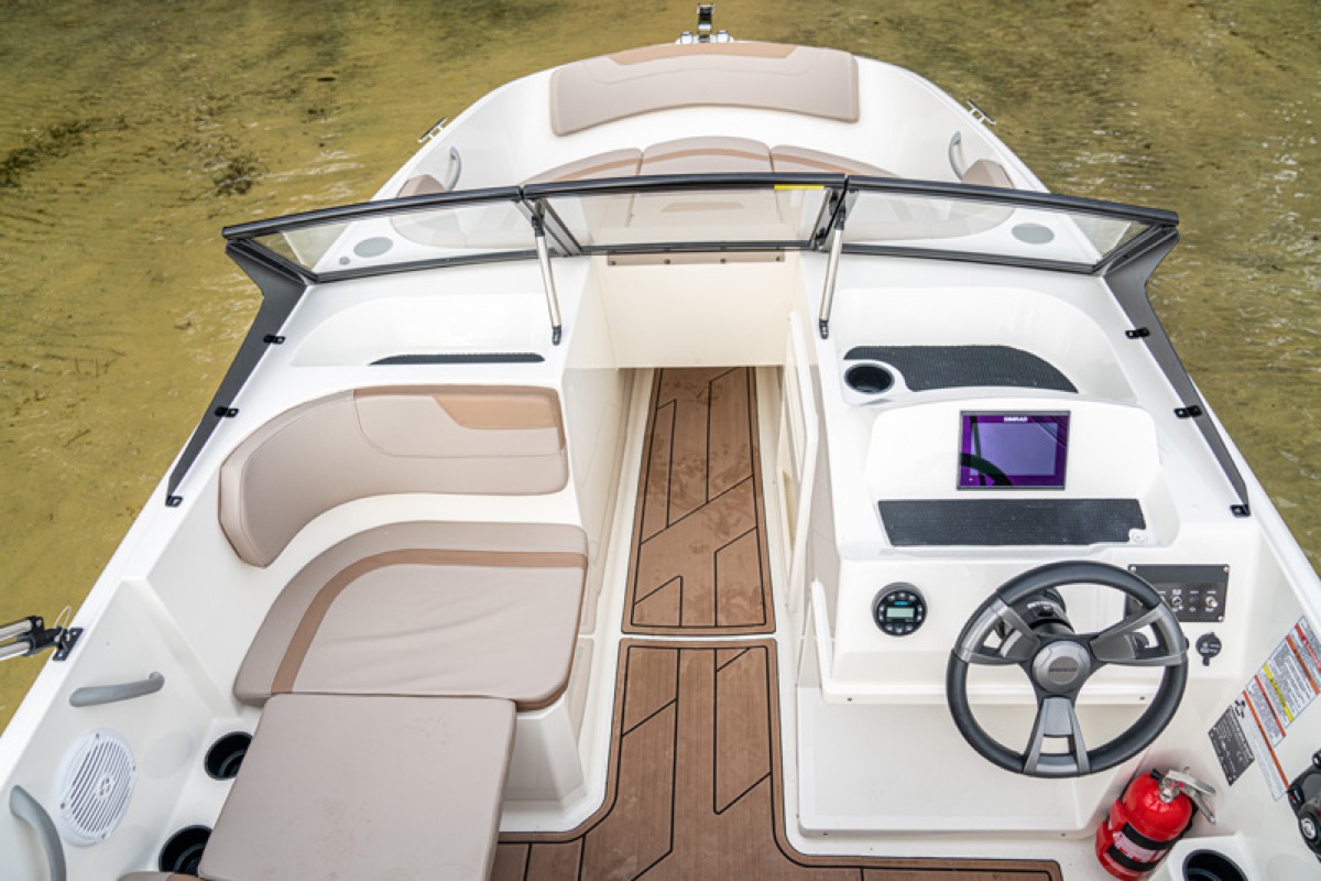 Quicksilver 525 aXess 驾驶舱布局