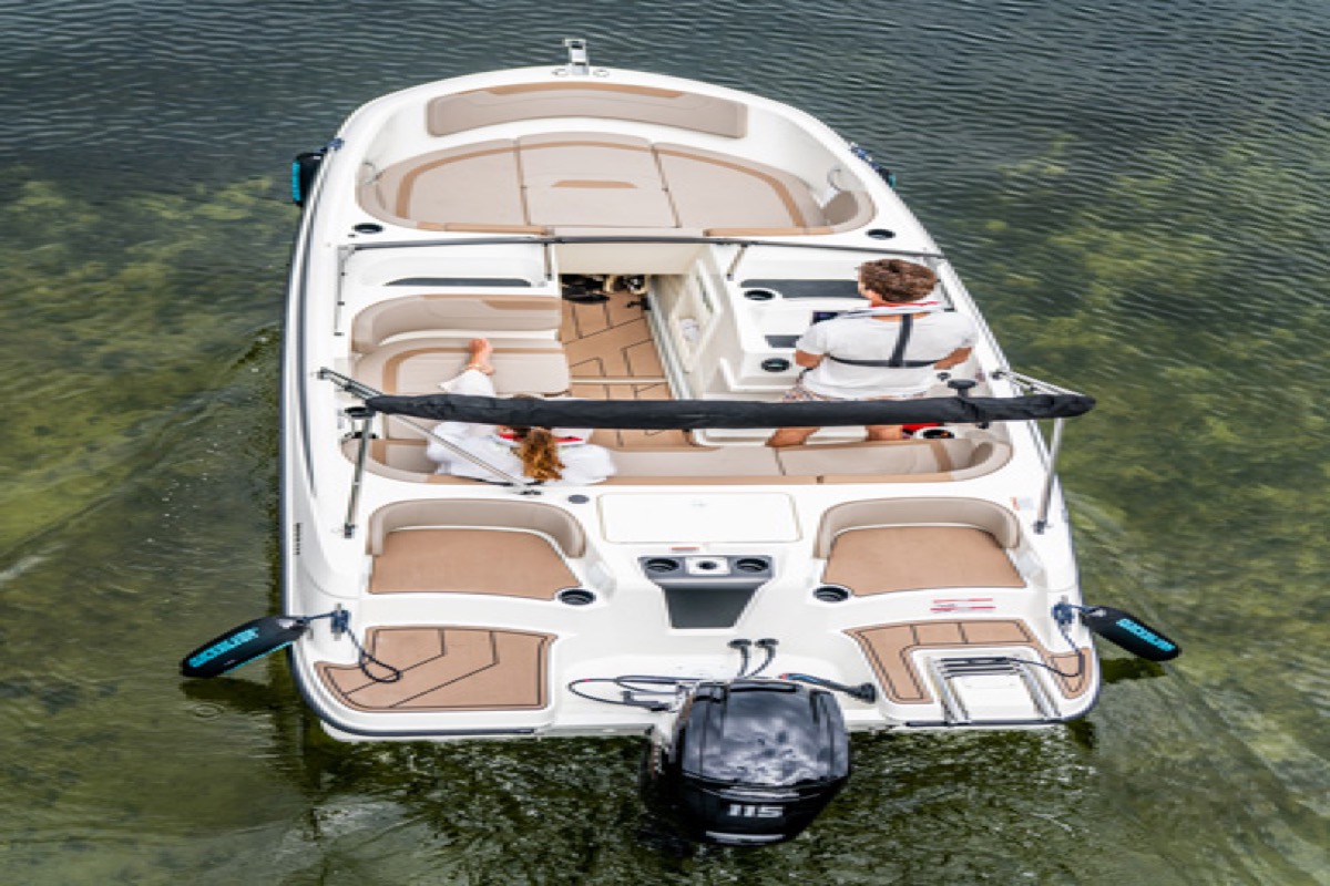 Quicksilver 525 aXess 俯视甲板