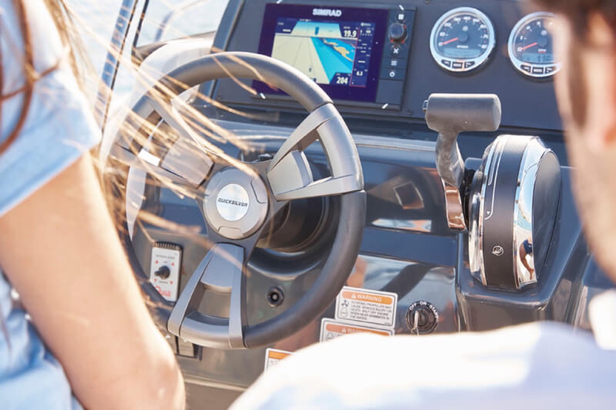 605 Open 舵站与 Simrad 导航仪表