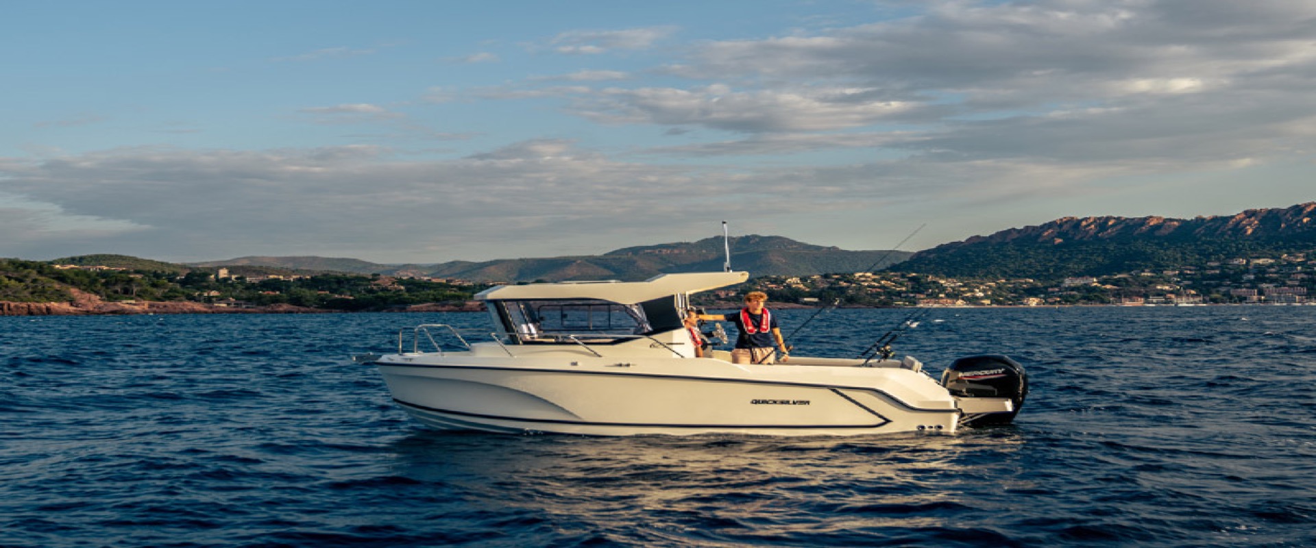Quicksilver 625 Pilothouse 沿海岸线停泊