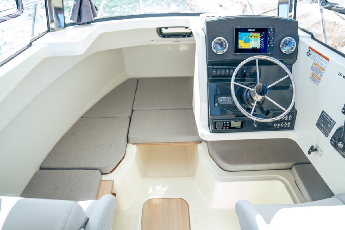 625 Pilothouse 驾驶舱与休息区