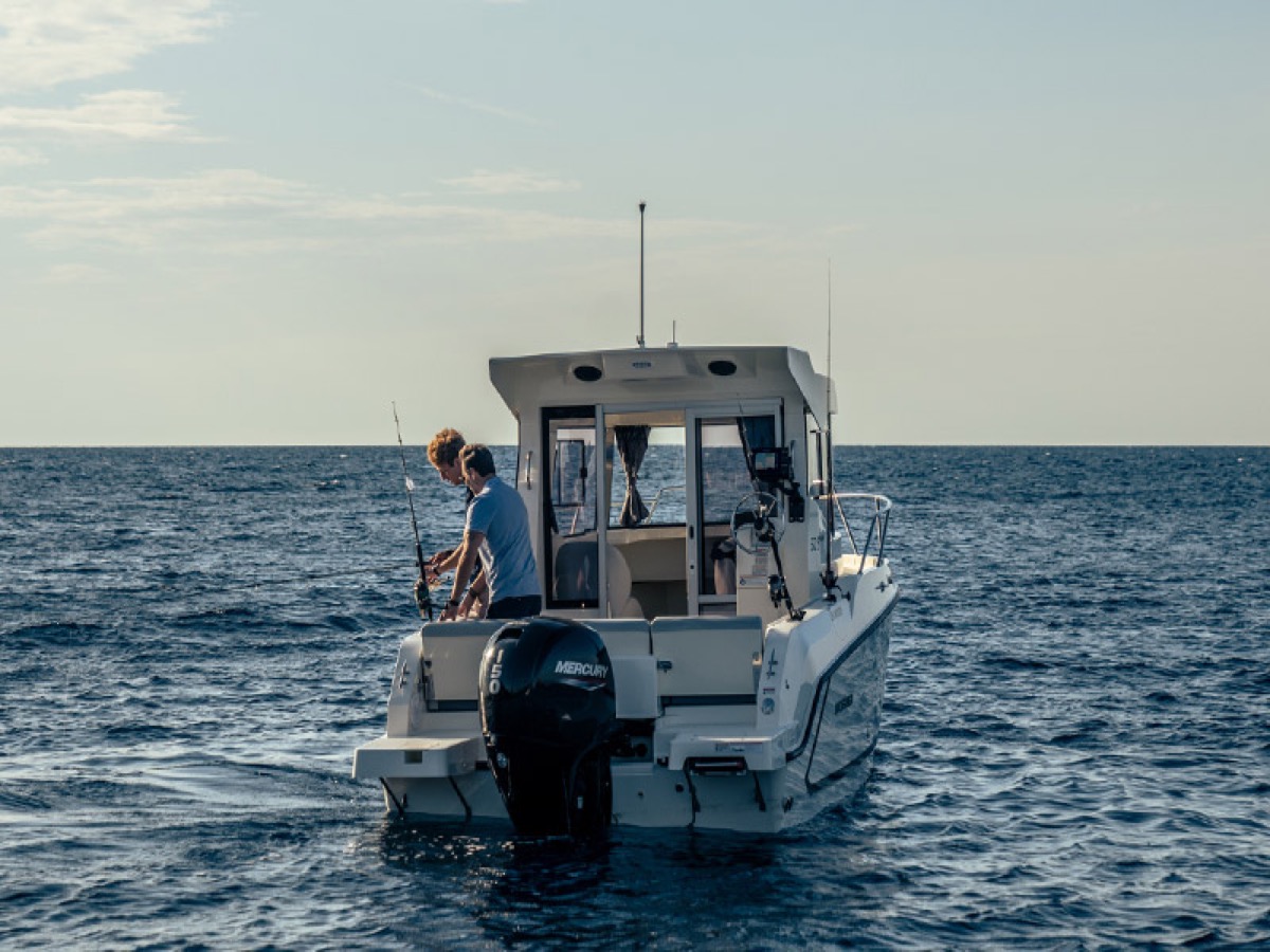 625 Pilothouse 在开阔海域的钓鱼场景