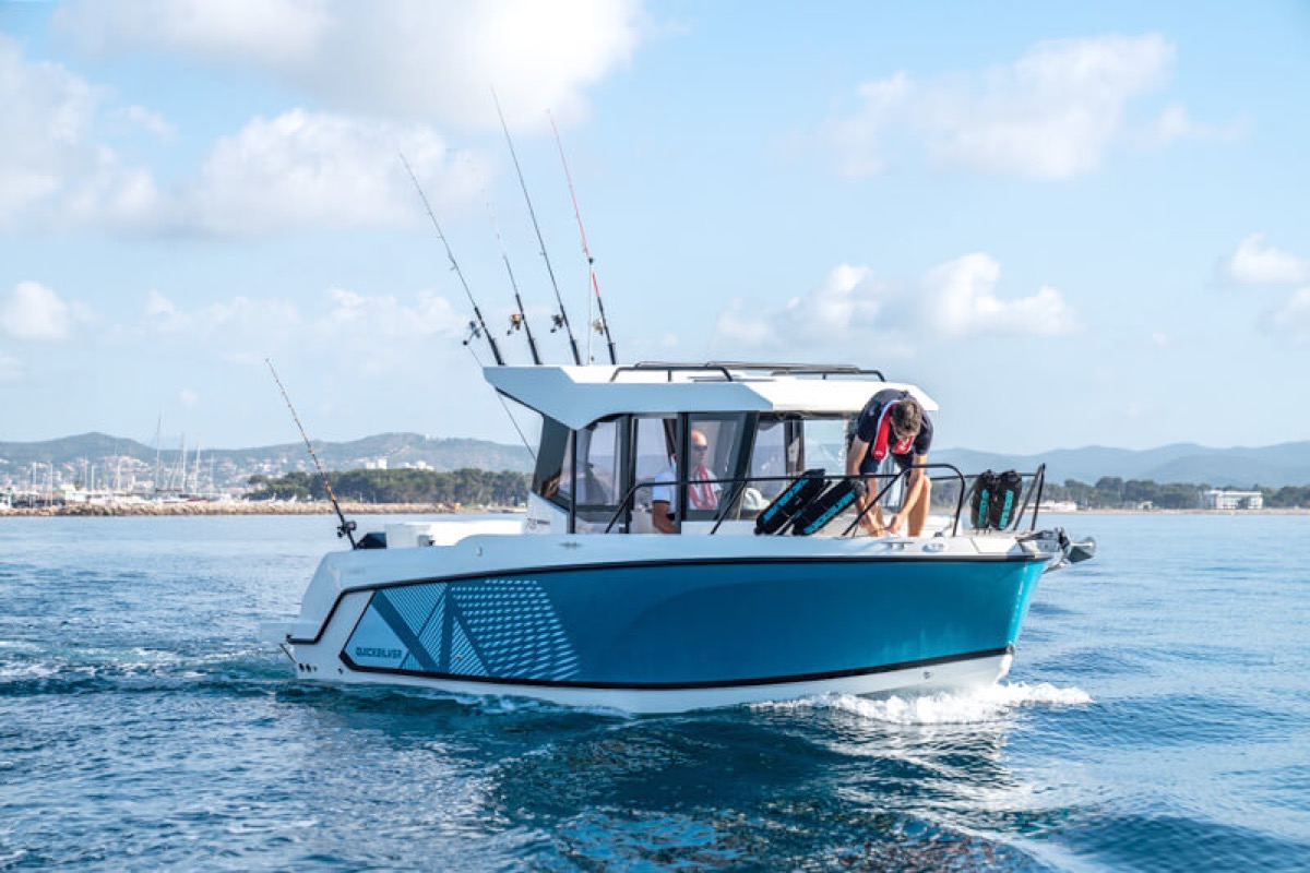 705 Pilothouse 侧面航行姿态
