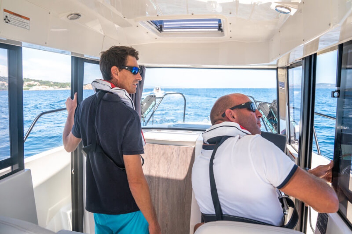 705 Pilothouse 驾驶舱内部