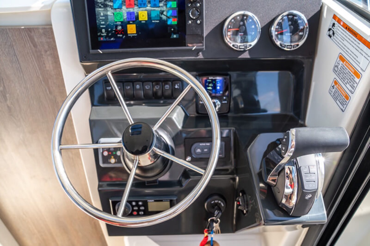 705 Pilothouse 驾驶台细节