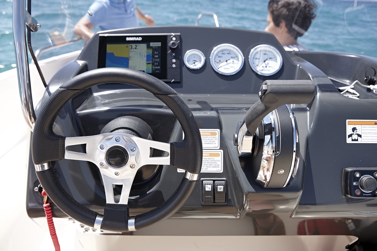 Activ 455 Open 驾驶台与 Simrad 导航仪表
