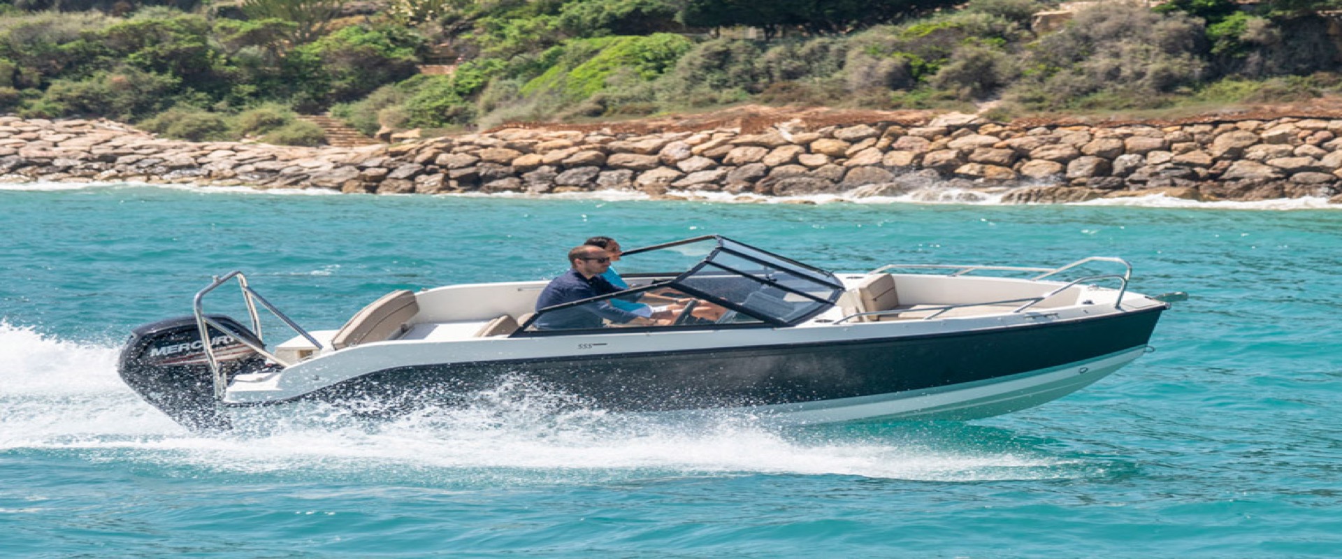 Quicksilver Activ 555 Bowrider 海上航行