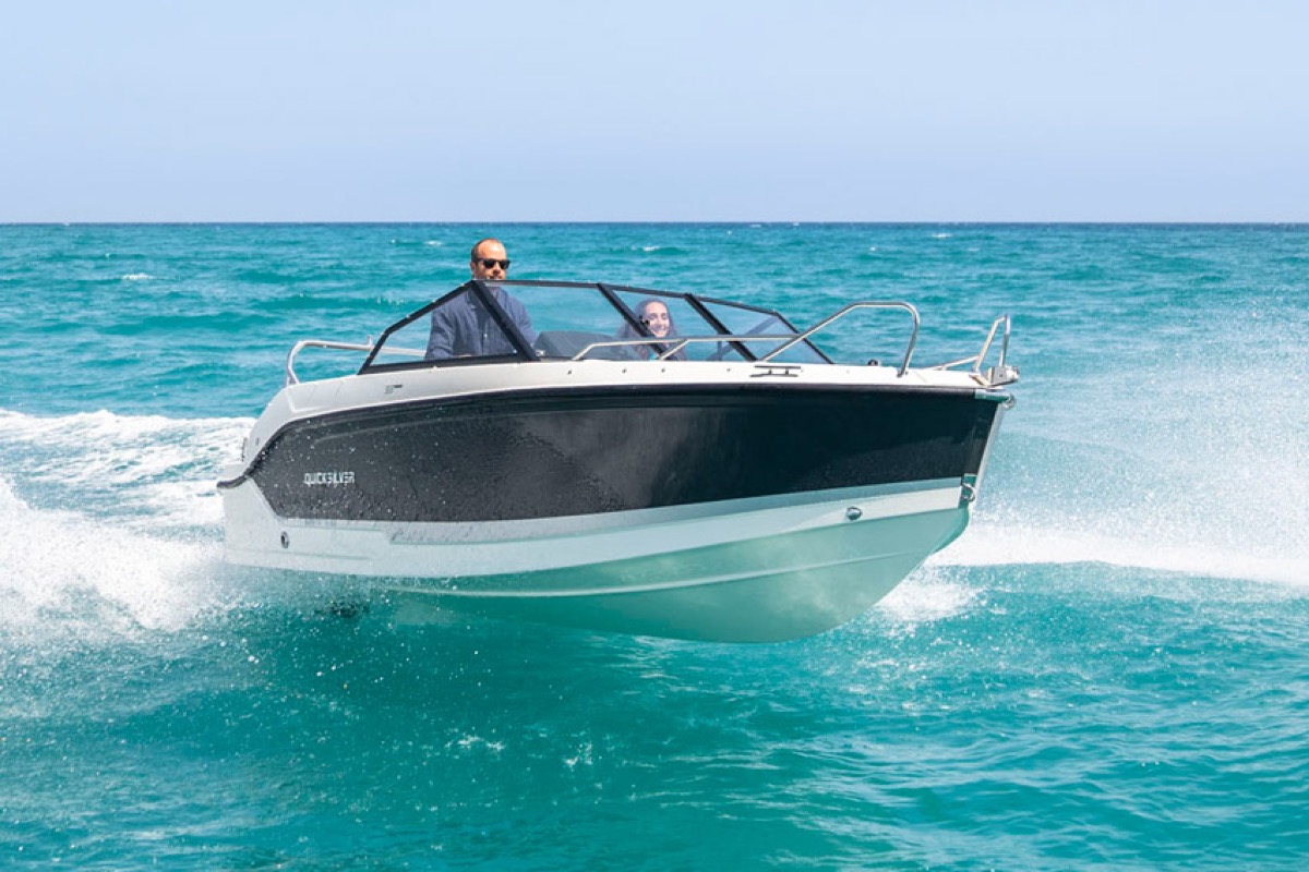 Activ 555 Bowrider 侧面高速航行