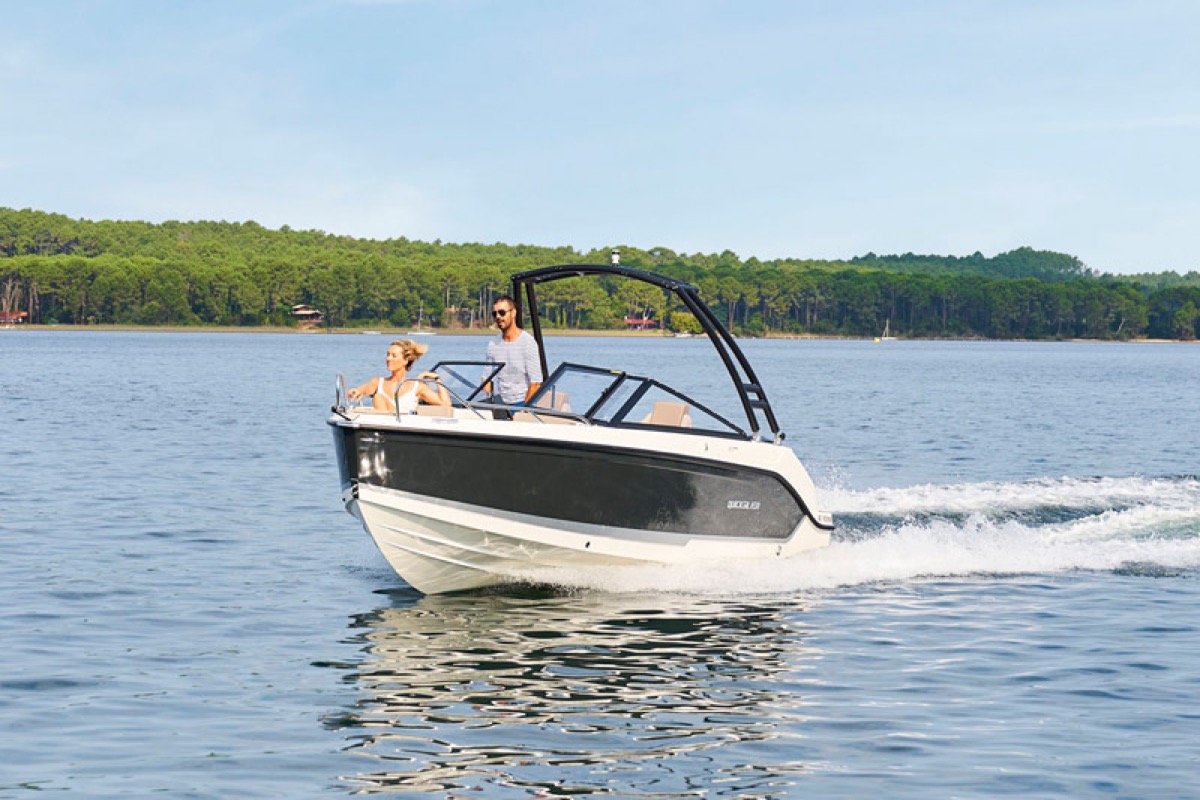 Activ 605 Bowrider 船首 3/4 视角在水面航行