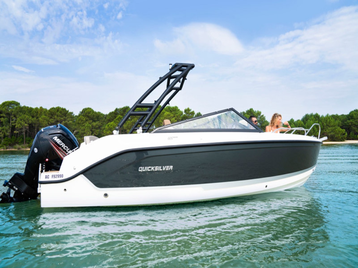 Activ 605 Bowrider 侧影